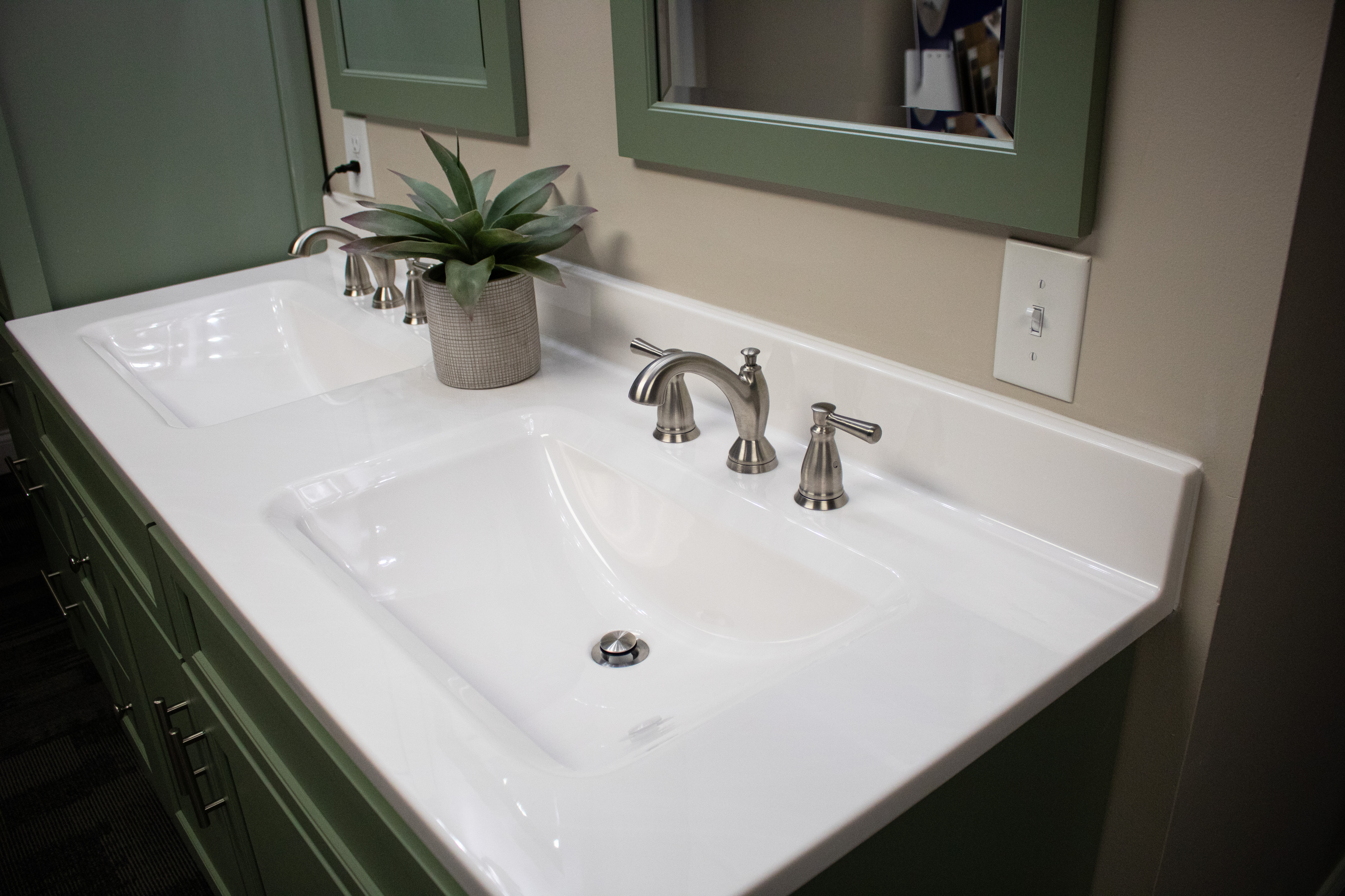 Say Goodbye to Grout Lines: The Seamless Appeal of Onyx Vanity Tops